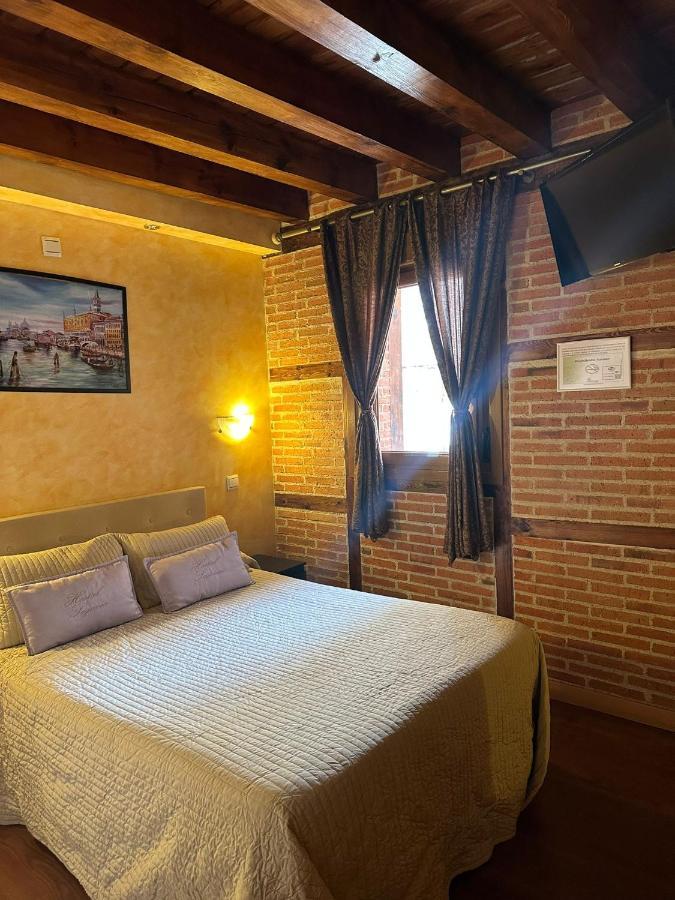 Готель Hostal Segovia Adults Only Екстер'єр фото