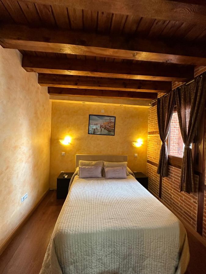 Готель Hostal Segovia Adults Only Екстер'єр фото