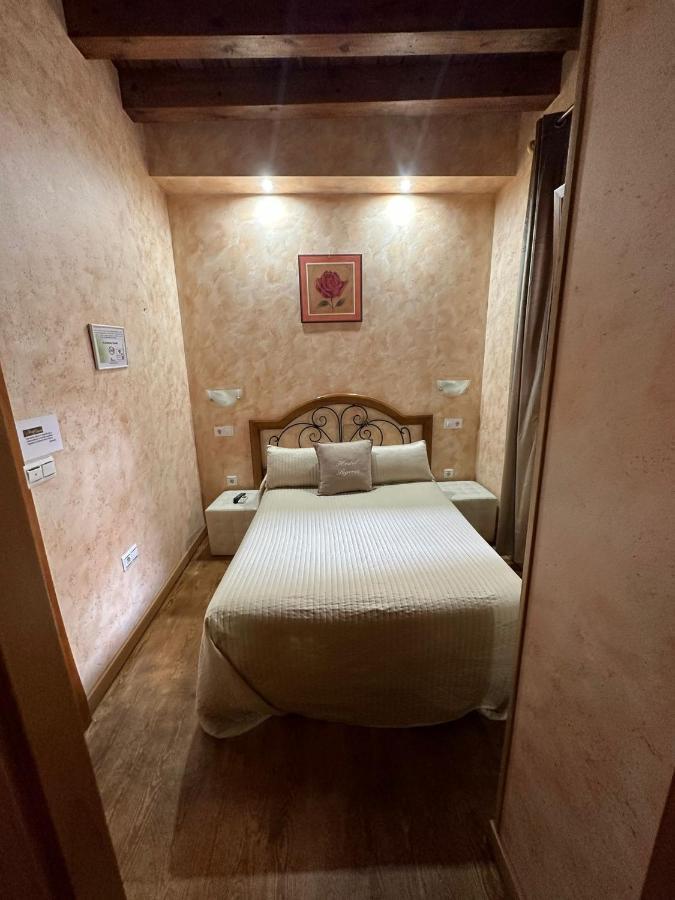 Готель Hostal Segovia Adults Only Екстер'єр фото