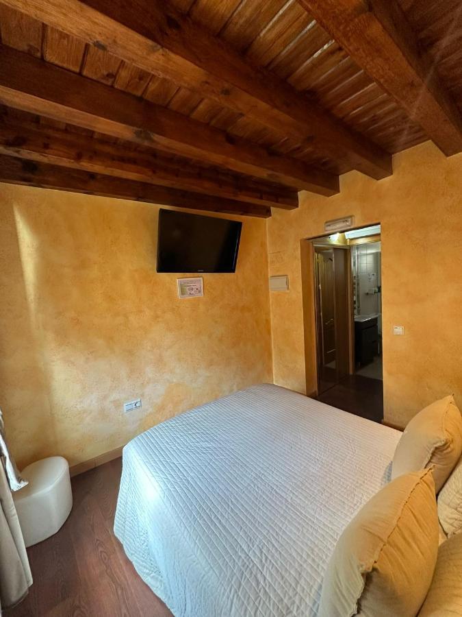 Готель Hostal Segovia Adults Only Екстер'єр фото